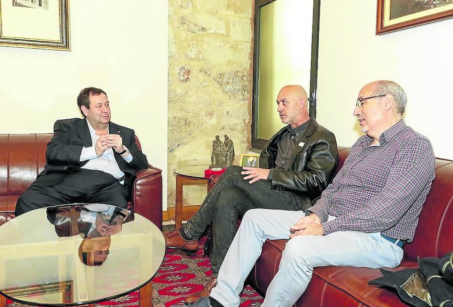 BenjamínCrespo conversa con Emilio Pérez Prieto en su despacho de la Cámara de Comercio.