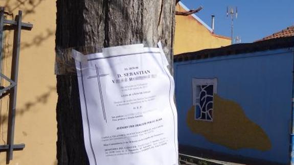 Una de las esquelas con el nombre de la víctima colocadas ayer cerca de su casa, en Barrio España.