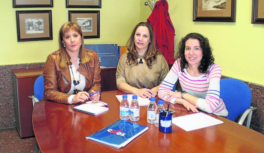 Elisa Cavia García, secretaria general de la CPOE, con la arquitecta Vanesa Ezquerra y la abogada Conchi Polanco, en una de las primeras reuniones para la constitución de la asociación.