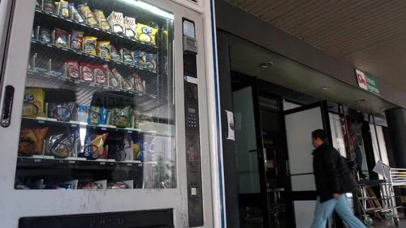 Máquina de venta de comida a la entrada de un centro sanitario de Barcelona