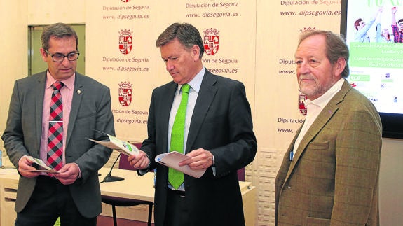 Desde la izquierda, el diputado de Promoción Económica, Jaime Pérez; el presidente provincial, Francisco Vázquez, y el secretario de la EOI, José Ramón Álvarez. De Torre