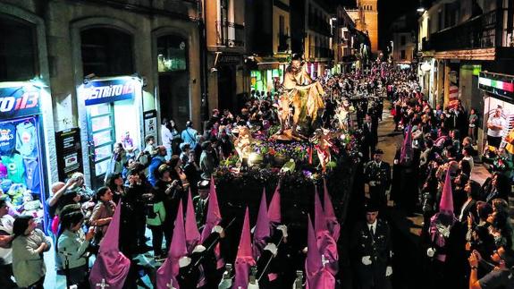 La procesión de El Flagelado, a su paso por la Rúa, camino de la Plaza Mayor.