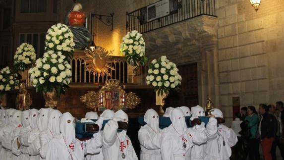 Cofrades del Santo Sepulcro portan a hombros la Quinta Angustia.