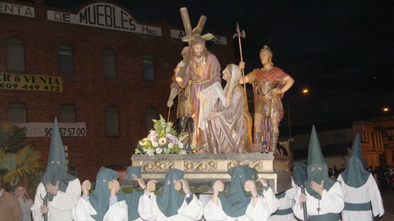 Los cofrades de la Santa Vera Cruz, portan el paso de La Verónica. F.G. MURIEL