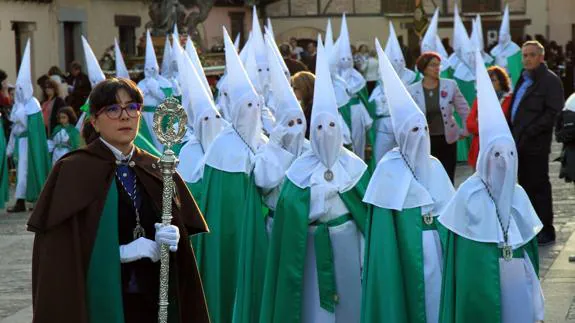 Un grupo de nazarenos del barrio de San Lorenzo con las túnicas verdes y el capirote blanco. 