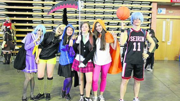 Un grupo de jóvenes, con disfraces de sus personajes favoritos. 