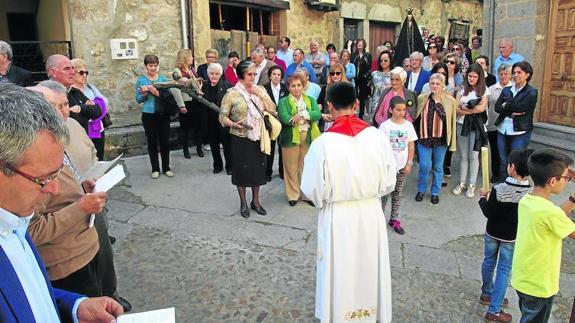 El Vía Crucis cantado se desarrolló en San Esteban de la Sierra por las calles del municipio.