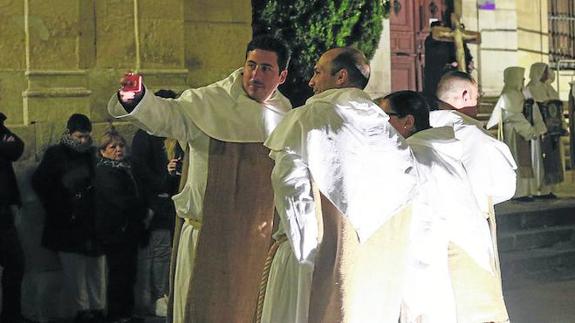 Un selfie en plena procesión del Cristo de Liberación.