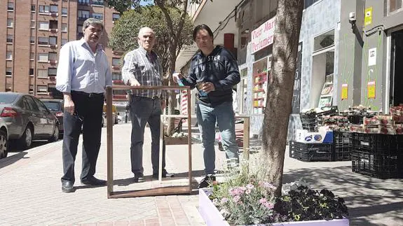 El peluquero Pedro García, el portero José Carranza y el comerciante Víctor Martín posan con cajones para los árboles.