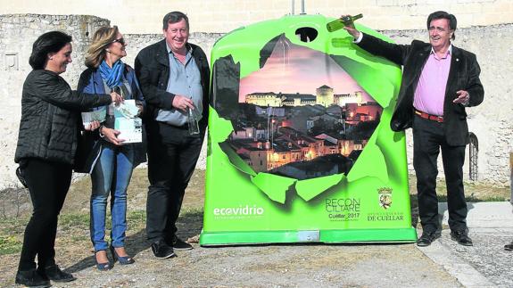 Nuria Fernández (i), Montserrat Rodrigo, Mario Pastor, Jesús García y José Carlos Agustina, junto al contenedor. 