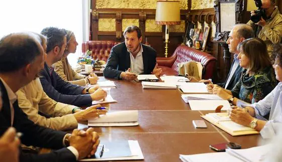 Empresarios, sindicatos y miembros del equipo de Gobierno, en la Mesa del Diálogo Social