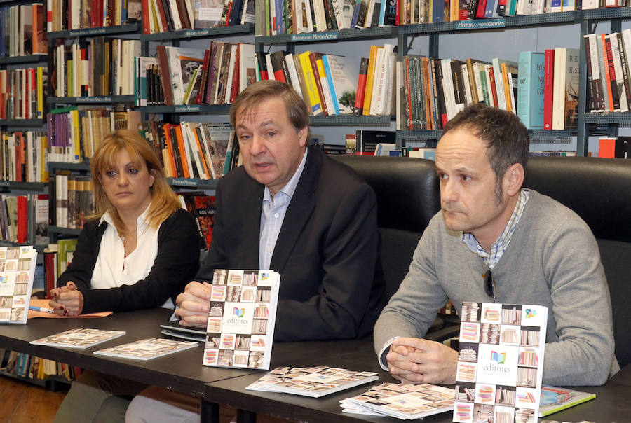 Eva Fraile, Ricardo de Luis y Héctor Escobar, del Gremio de LIbreros de Castilla y León, durante la rueda de prensa. 