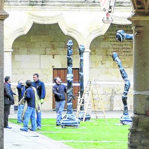 Los operarios instalan las piezas deBarceló con forma de cerilla en el Patio de Escuelas Menores. 