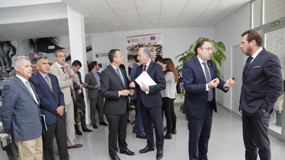 Alfonso Polanco y Óscar Puente, al comienzo de la asamblea Smart City.