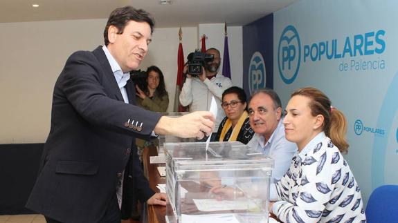 Fernández Carriedo vota en las primarias regionales.