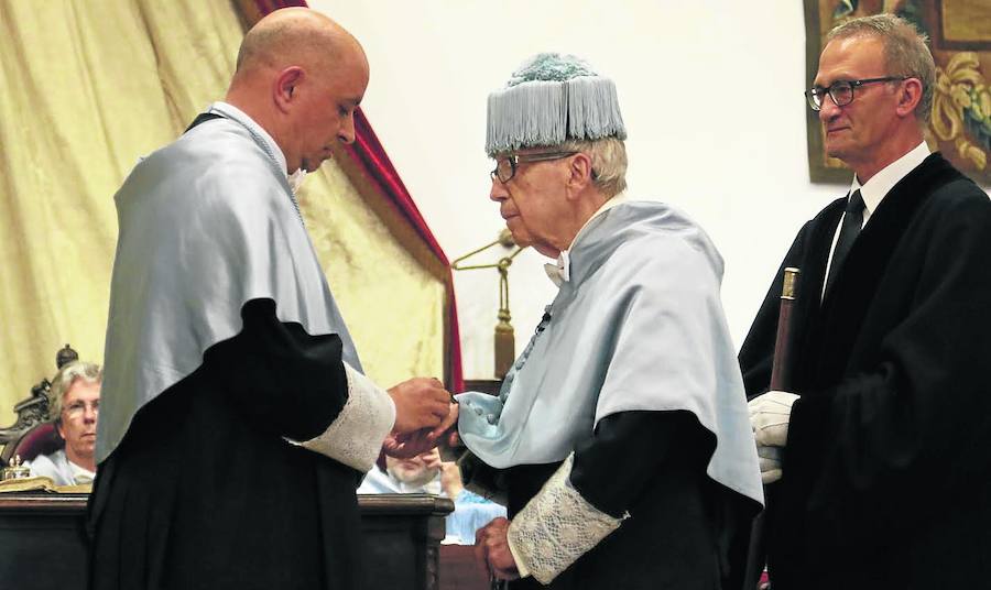 El padrino académico, Juan Antonio González Iglesias, desarrolla el solemne ritual durante la investidura de Pablo García Baena. 