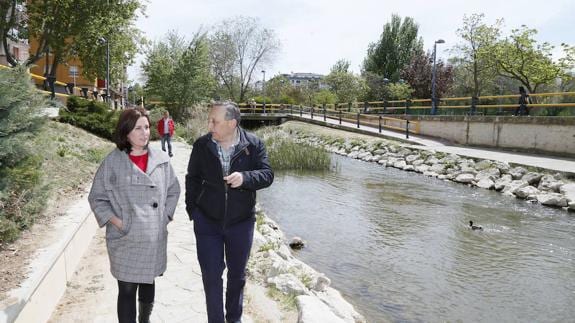 La edil María Sánchez y Ángel Asensio, director de Parques y Jardines, recorren la Esgueva.