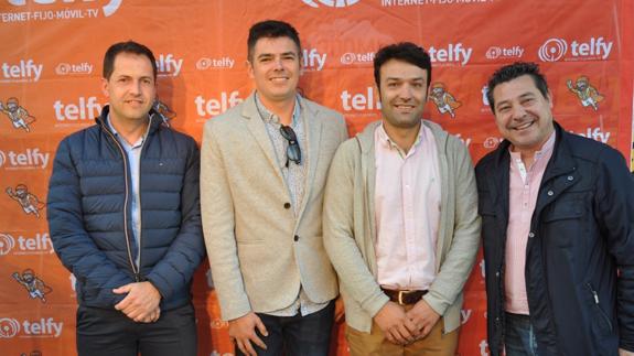 Vicente A. Vicente Pascual y Javier Alonso Escudero (de Telfy ), el alcalde, José Antonio González Poncela, y el edil Cayo Martín.