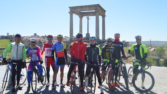 Juan Antonio Caselles y los compañeros ciclistas que lo han acompañado un pequeño tramo del recorrido.