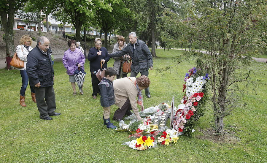 Familiares y vecinos depositan flores en las Huertas del Obispo, en el octavo aniversario. 