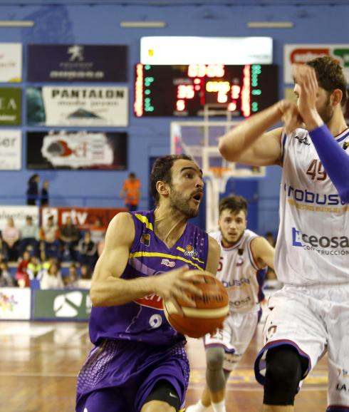 Dani Rodríguez entra a canasta ante Kupsas, ayer en el Marta Domínguez.