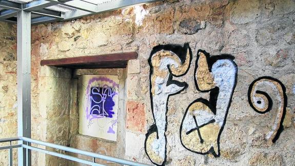Grafitis y pintadas afean la Cueva, lugar de celebración de botellones.