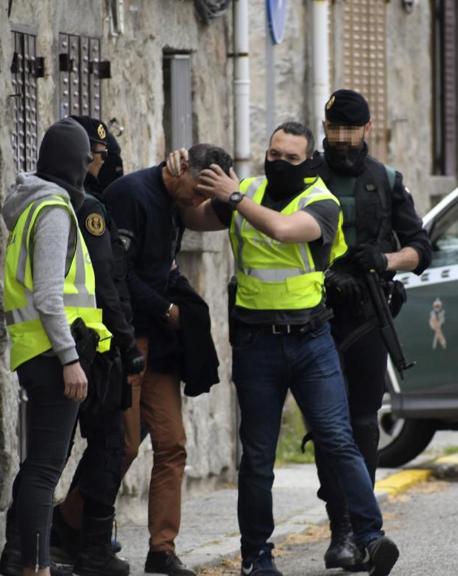 Uno de los presuntos yihadistas detenidos en Segovia es llevado a la comisaría 