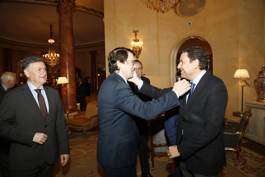Fernández Mañueco saluda a Carlos Fernández Carriedo, presidente del PP de Palencia, en el hotel Ritz en Madrid. 