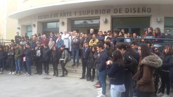 Alumnos y profesores de la Escuela de Arte y Superior de Diseño de Zamora, durante el minuto de silencio.