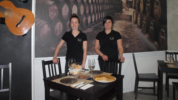 Marina y Sara, en su establecimiento de la calle Conde de Ribadeo.