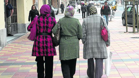 Tres mujeres de origen musulmán pasean por una céntrica calle de la capital segoviana. 