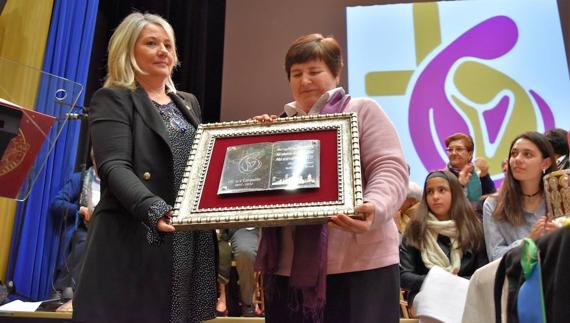 La alcaldesa y antigua alumna del colegio, María José Ortega, entrega una placa a la superiora general de las religiosas de la Compasión. 