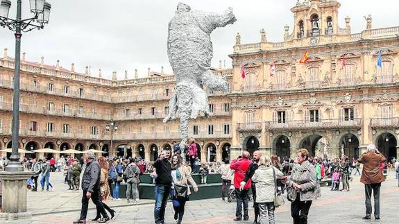 Cientos de turistas se hacen fotos ante el ‘Gran Elefant Dret’ de Barceló instalado en la Plaza Mayor. 