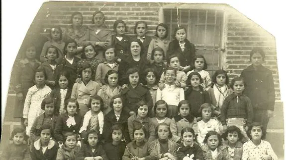 Escuela de Pozaldez en 1934, con la maestra María Anievas Aragón. 