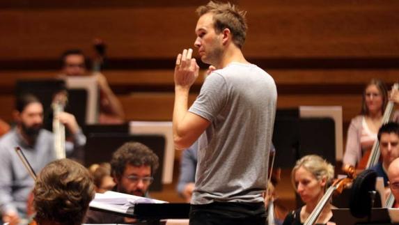 Andrew Gourlay, durante un ensayo con la OSCyL. 