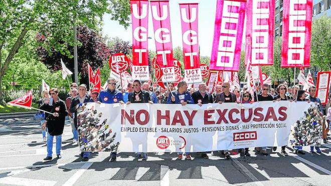 Cabecera de la manifestación del Primero de Mayo, con responsables de los sindicatos convocantes portando la pancarta de este año bajo el lema ‘No hay excusas’.