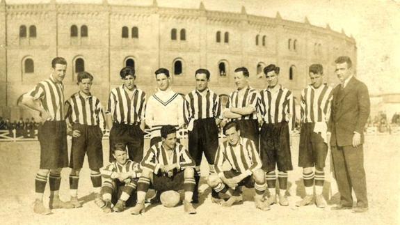 Formación de la Real Unión Deportiva, en el campo de la Sociedad Taurina, donde se jugaron los dos encuentros contra el Colo Colo. Arriba: Gichi, Evaristo San Miguel, Foyaca, Irigoyen, Salvadores, Dimas, Perico San Miguel, Pipi Pombo y Cañete. Abajo: David Hornia (el involuntario causante de la tragedia), Montalbán y Barbáchano. 