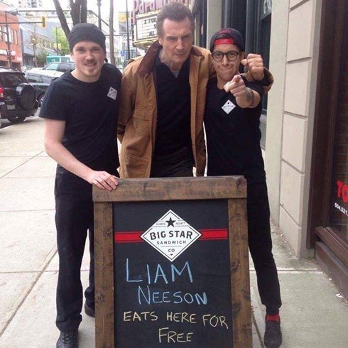 Liam Neeson come gratis en un restaurante de Vancouver