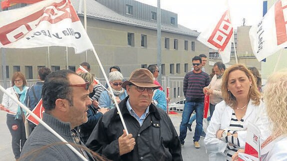 UGT y CC OO protestan por las condiciones laborales del transporte sanitario