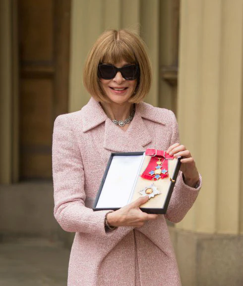 Anna Wintour muestra su condecoración. 