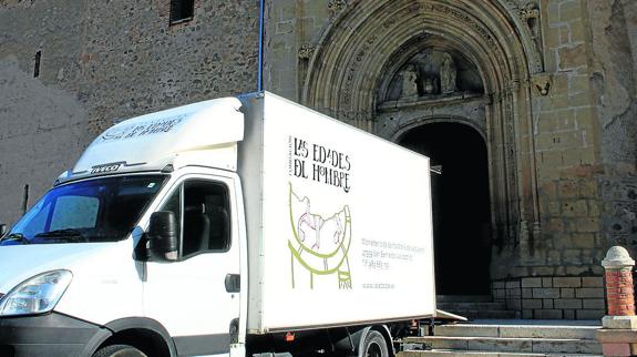 Llegada del camión de la Fundación Las Edades con las primeras piezas de la exposición. 