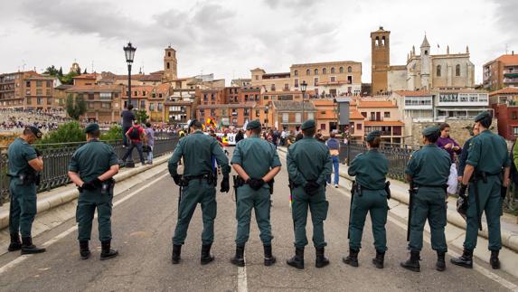 Agentes de la GuardiaCivil cierran el paso a manifestantes animalistas en Tordesillas el año pasado.