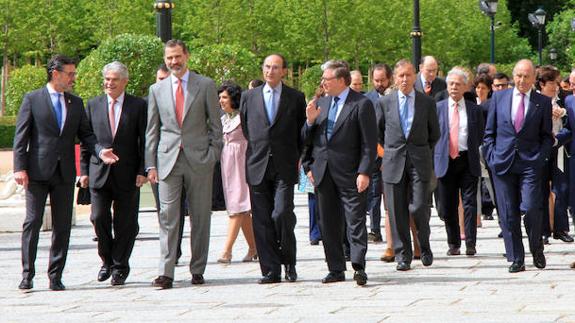El Rey utiliza la Puerta de Segovia, la misma que cruzaba su abuelo, en su segunda visita a La Granja