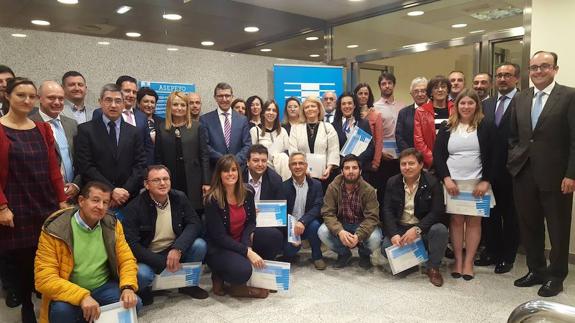 Foto de familia tas la entrega de los diplomas. .