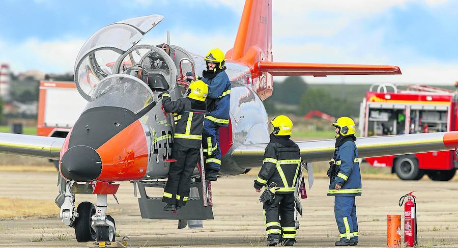 En una de las fases del simulacro, los bomberos de la Base Área de Matacán rescatan a los pilotos del avión militar. 