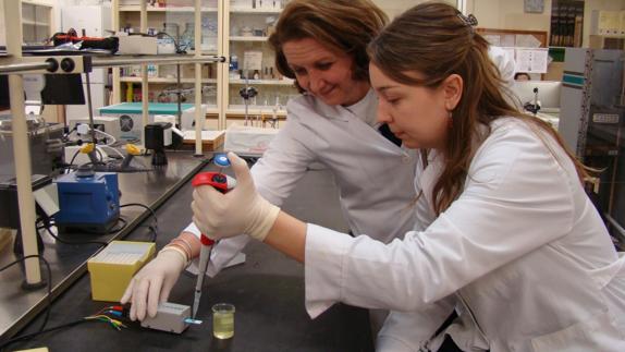María Luz Rodríguez Méndez junto con Cristina Medina Plaza, del Grupo de Nanosensores de la UVA.