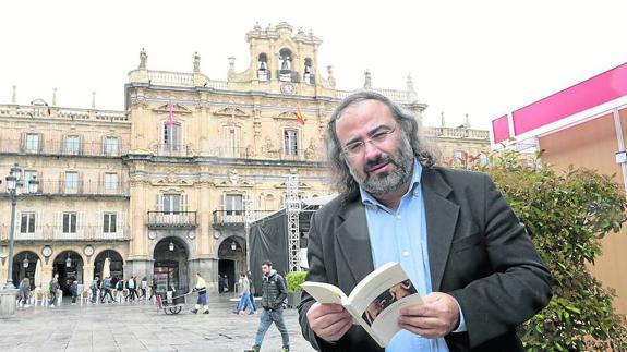 Alencart, con su libro en las manos, en la Plaza Mayor de Salamanca. 