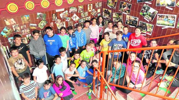 Los alumnos, en las escaleras del centro. 