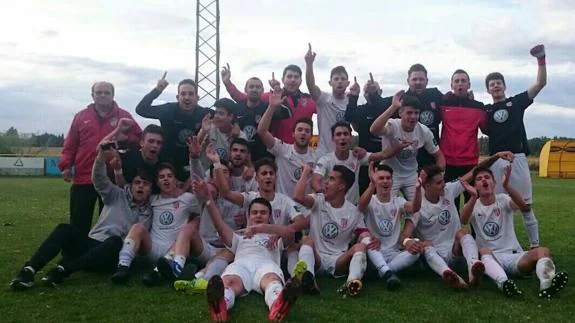 Plantilla y cuerpo técnico del Santa Marta celebran el ascenso a División de Honor Juvenil. 