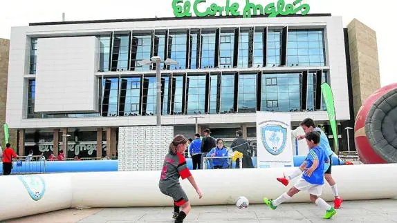 Imagen de uno de los partidos del IISoccer Street en la Plaza de la Concordia.